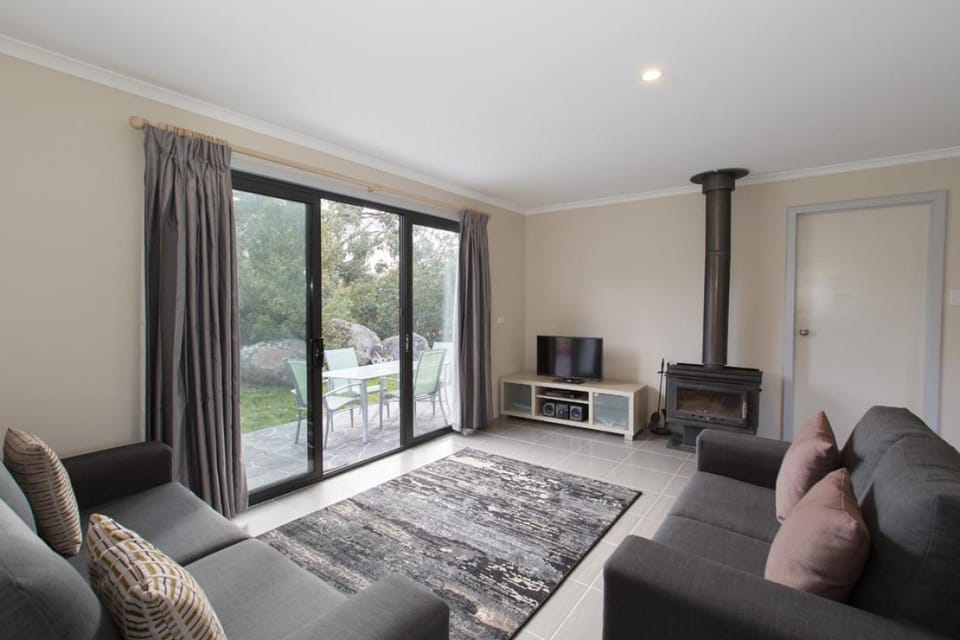 Bush Rock Touchdown Cottages Country House in Jindabyne