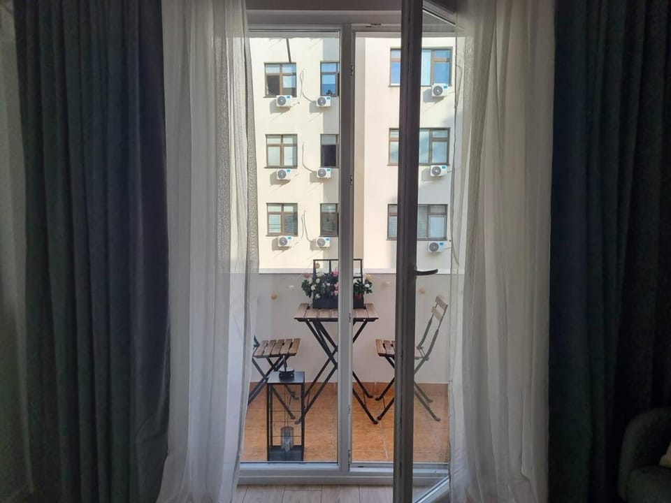 Whisper - Old Town I Free street parking I Balcony Apartment in Bucharest