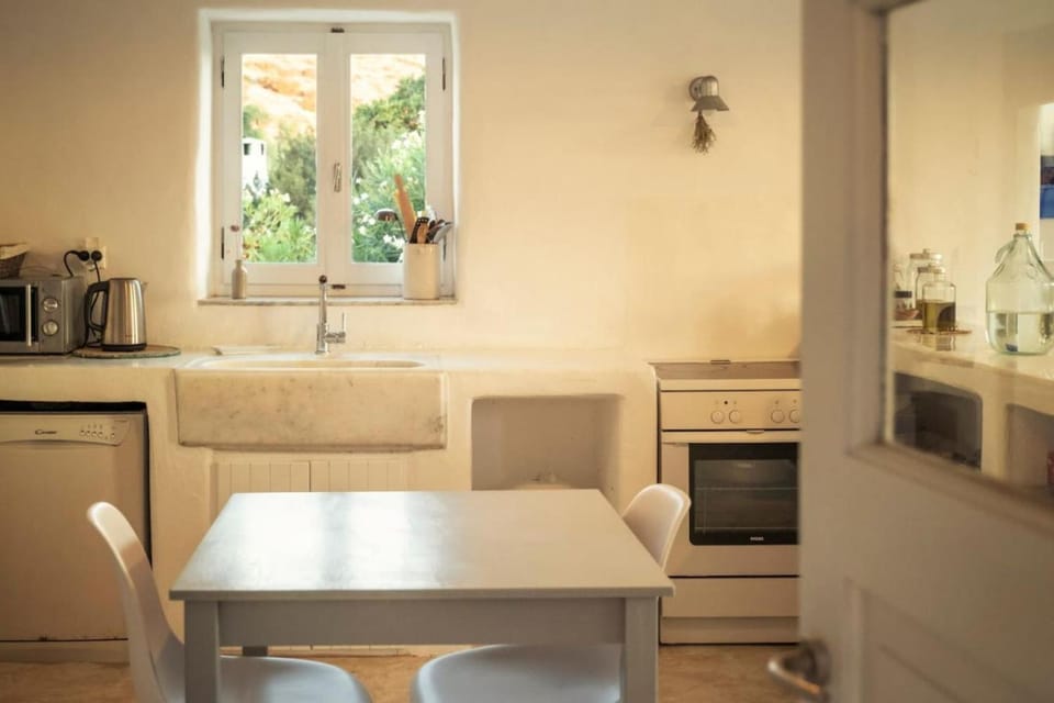 Coffee/tea facilities, Kitchen or kitchenette, Seating area, Dining area, stove