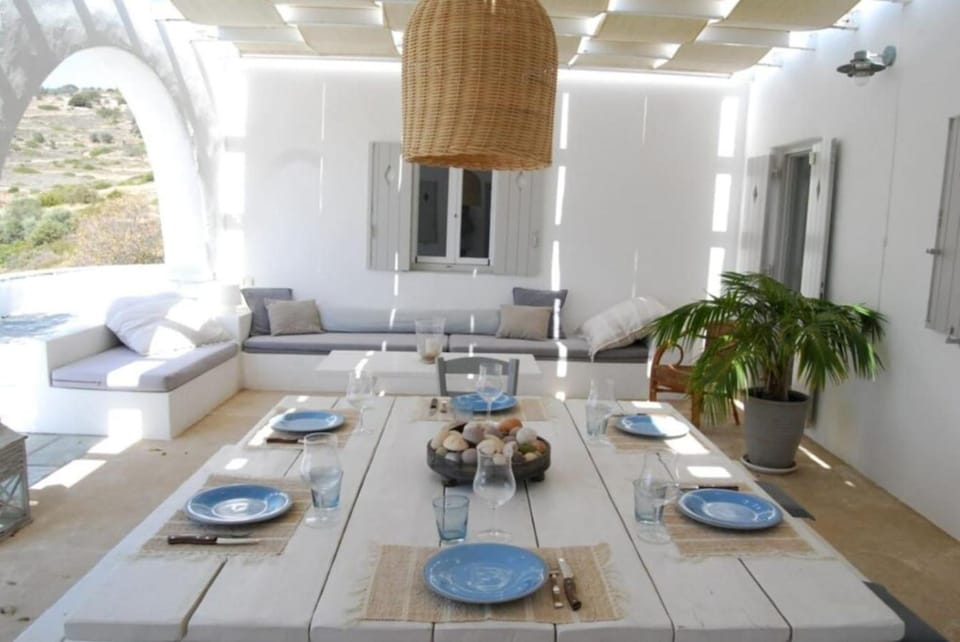 Patio, Day, Seating area, Dining area
