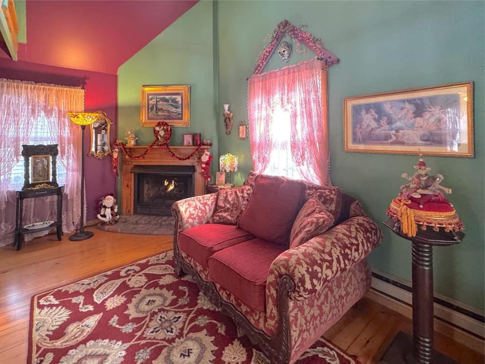Blue Crystal Hideaway BnB House in Eureka Springs