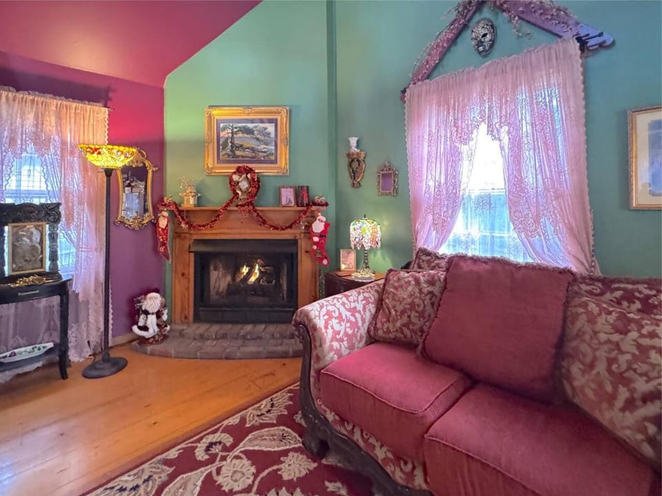 Blue Crystal Hideaway BnB House in Eureka Springs