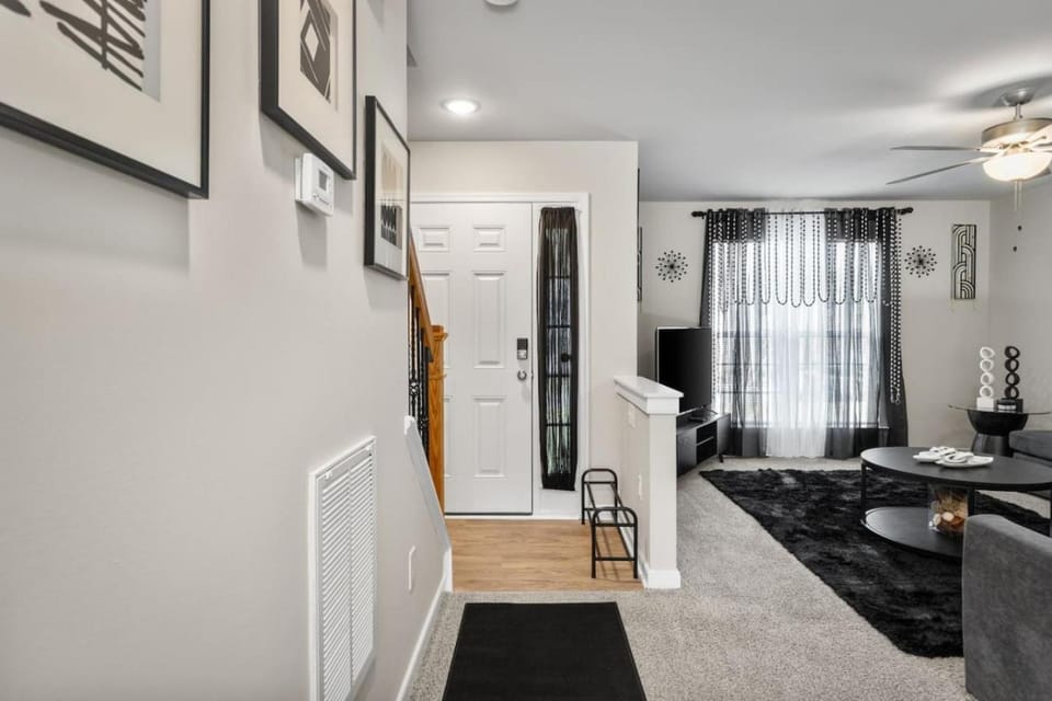 Roomy Getaway Elevate Your Stay, 6 Mins to RIC House in Sandston