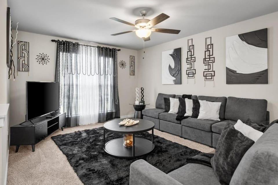 Roomy Getaway Elevate Your Stay, 6 Mins to RIC House in Sandston