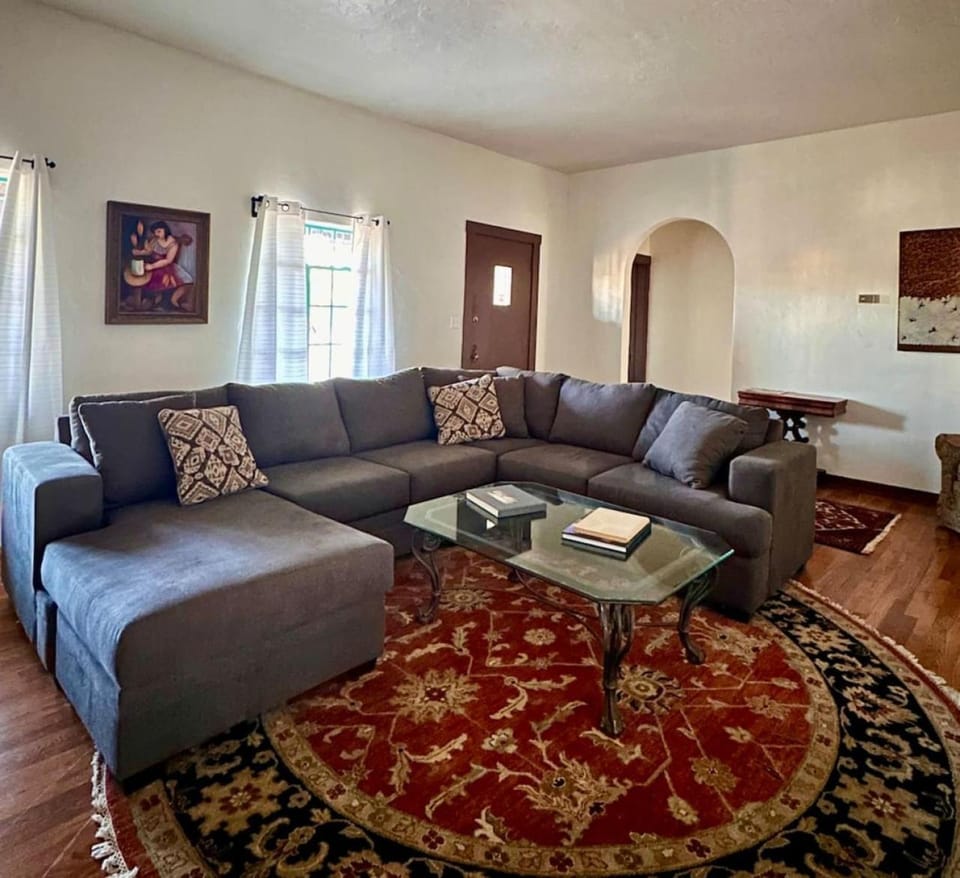 3 bed 2 bath Hacienda near Downtown and NMSU. House in Las Cruces
