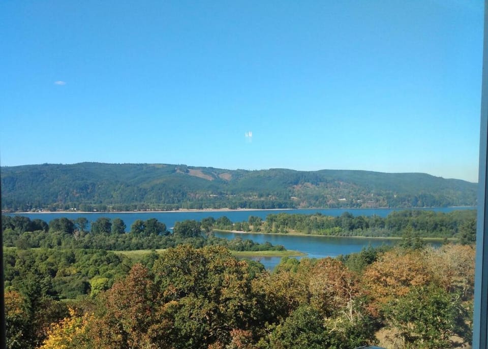 River & Garden View Suite of Kalama Oaks Lodge Apartment in Washington