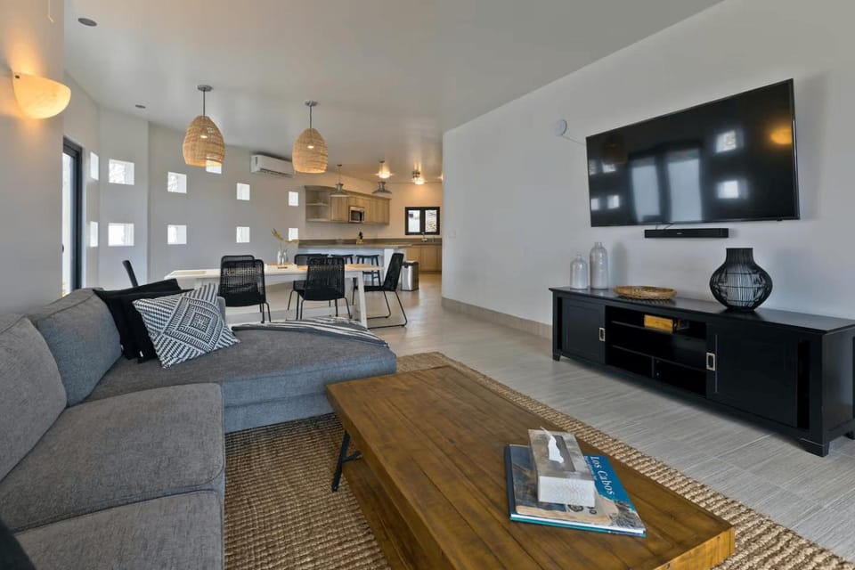 TV and multimedia, Living room, Seating area, Dining area