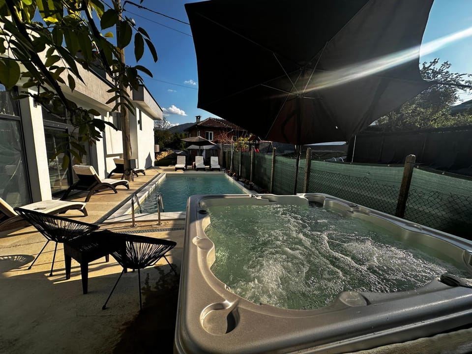 Hot Tub, Swimming pool, sunbed