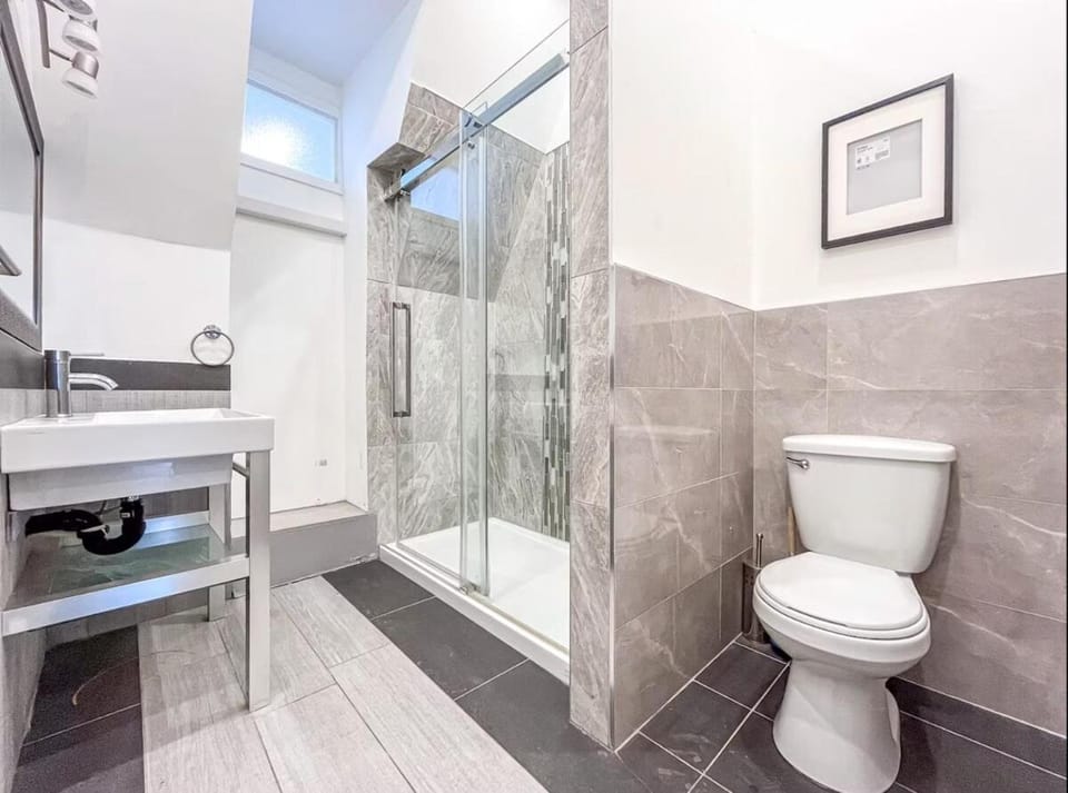 Modern 2BR Haven - Prime Location Apartment in Montreal