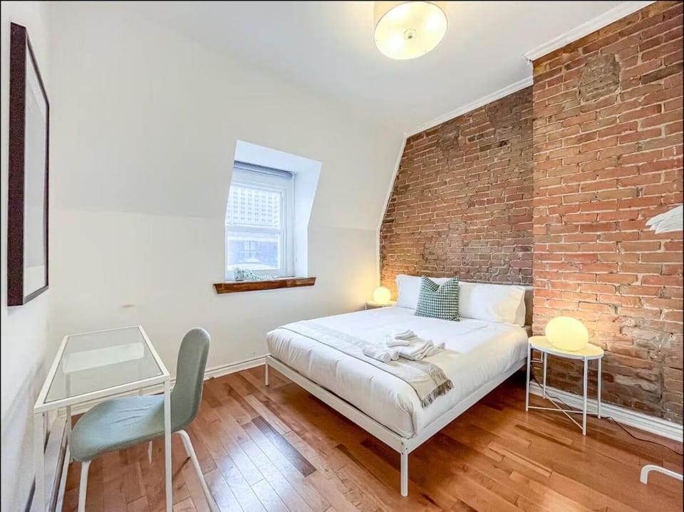 Modern 2BR Haven - Prime Location Apartment in Montreal