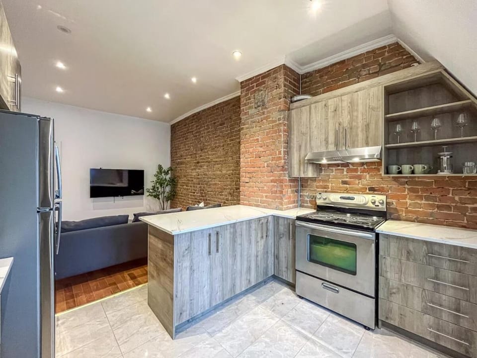 Modern 2BR Haven - Prime Location Apartment in Montreal