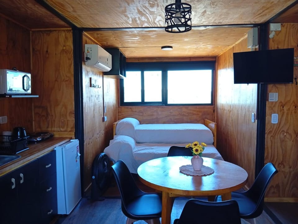 Communal lounge/ TV room, Bed, TV and multimedia, Kitchen or kitchenette, Photo of the whole room, Dining area, pet friendly