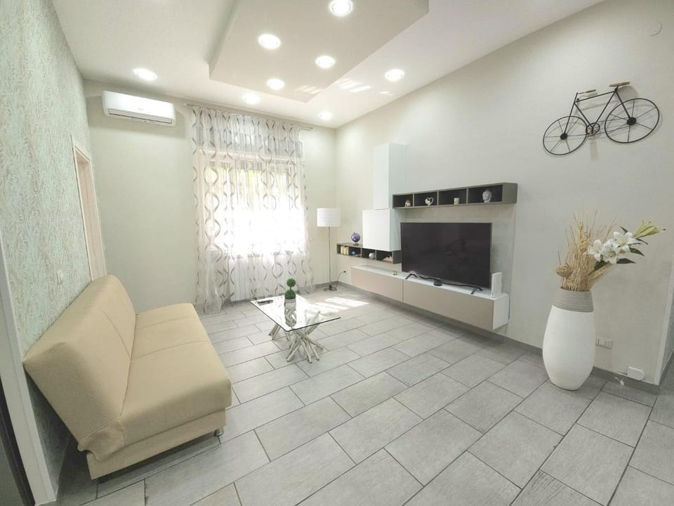 Communal lounge/ TV room, TV and multimedia, Living room, Seating area, Evening entertainment