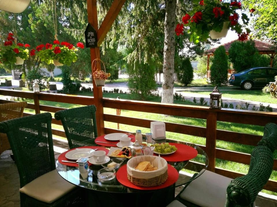 Restaurant/places to eat, Facade/entrance, Garden, Balcony/Terrace, Decorative detail, Garden view, Breakfast, Continental breakfast