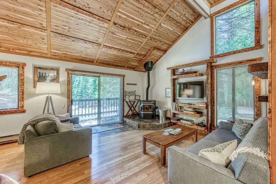 Little Ski Lodge-Across from Spa & Sauna House in Shaver Lake