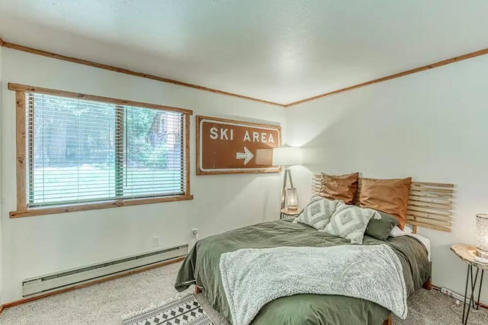 Little Ski Lodge-Across from Spa & Sauna House in Shaver Lake