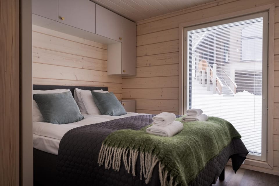 Bed, Bedroom, heating, internet, towels