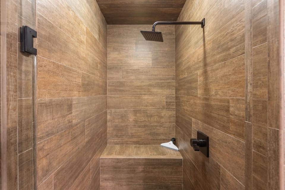 Lazy Bear Lodge Rustic Luxe Villa with spa & gameroom House in Shaver Lake