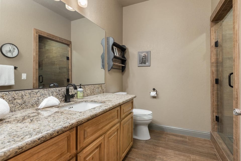 Lazy Bear Lodge Rustic Luxe Villa with spa & gameroom House in Shaver Lake