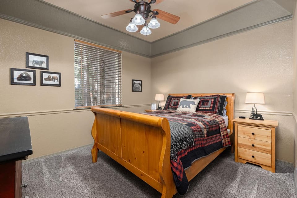 Lazy Bear Lodge Rustic Luxe Villa with spa & gameroom House in Shaver Lake