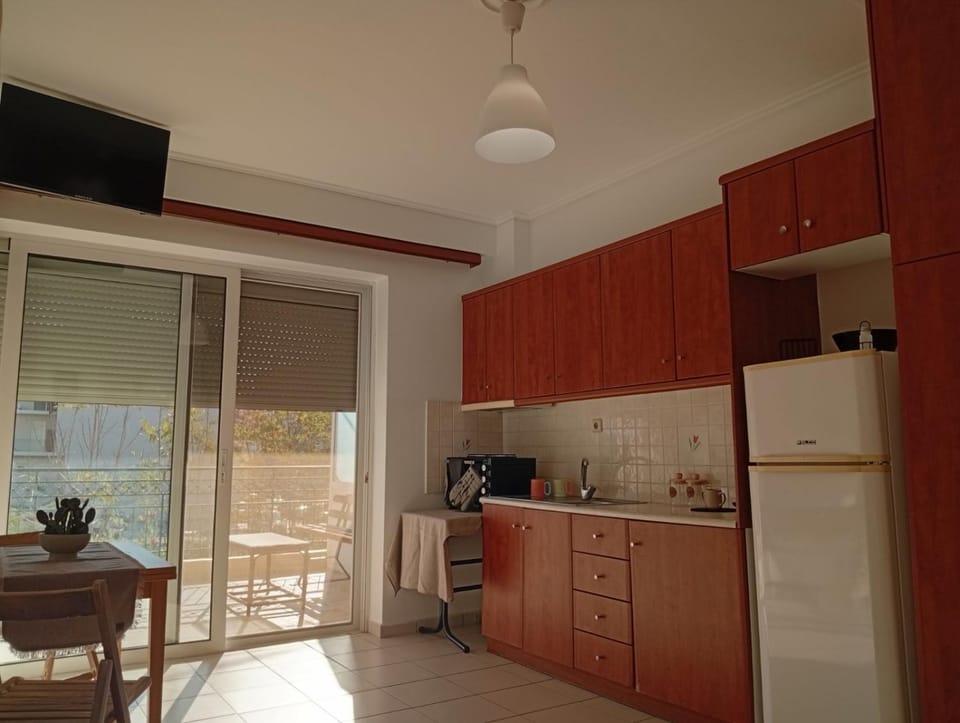 Coffee/tea facilities, Kitchen or kitchenette, Dining area, oven, stove
