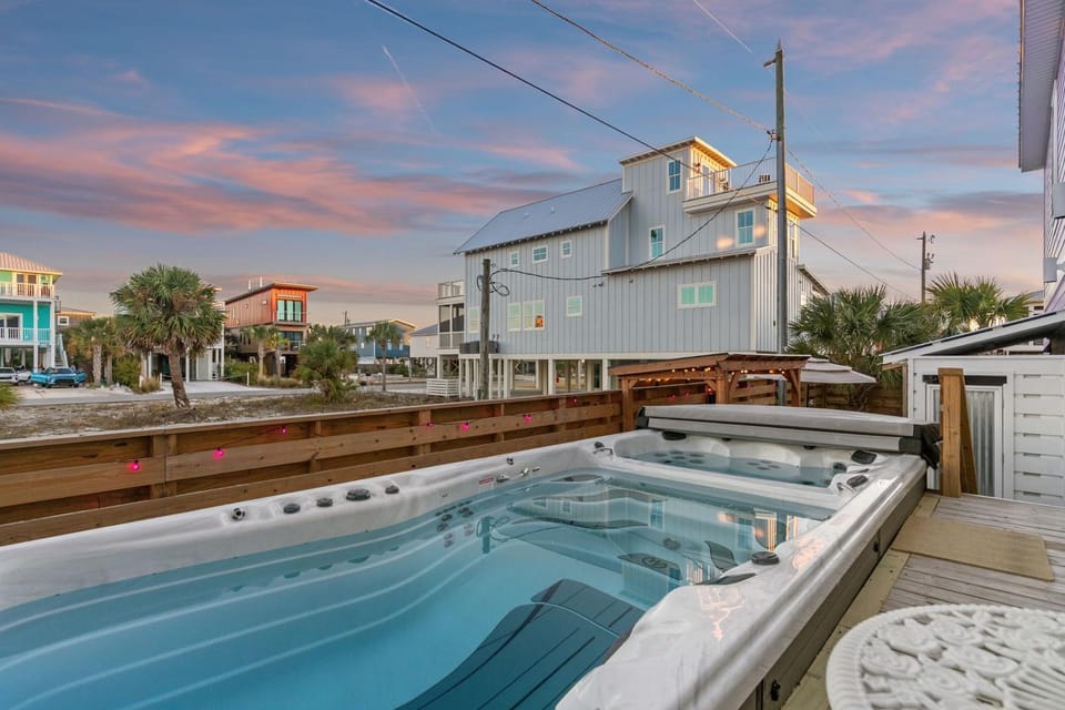 Property building, Day, Natural landscape, Hot Tub, Hot Tub, Pool view, Swimming pool, Swimming pool