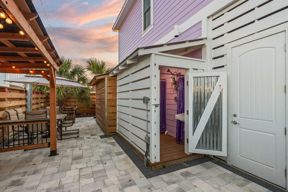 Property building, Patio, Day, Bathroom, Balcony/Terrace, Seating area