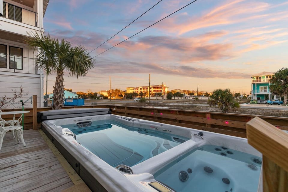 Property building, Day, Natural landscape, Hot Tub, Hot Tub, Pool view, Swimming pool, Swimming pool, Sunset