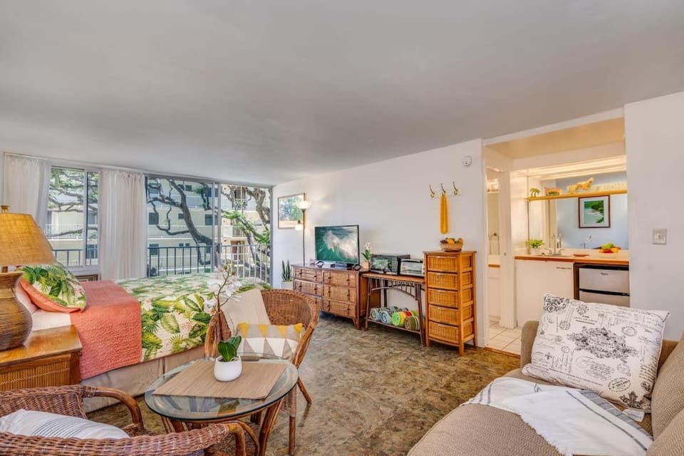 Marbella Lane - Breezy Studio at Diamond Head Beach Hotel House in Honolulu