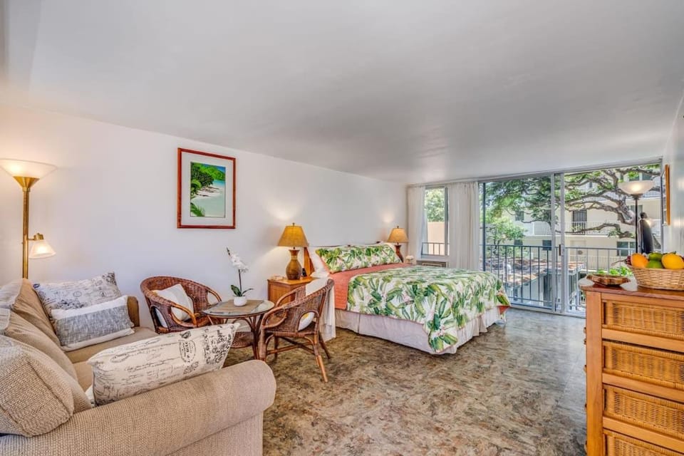 Marbella Lane - Breezy Studio at Diamond Head Beach Hotel House in Honolulu