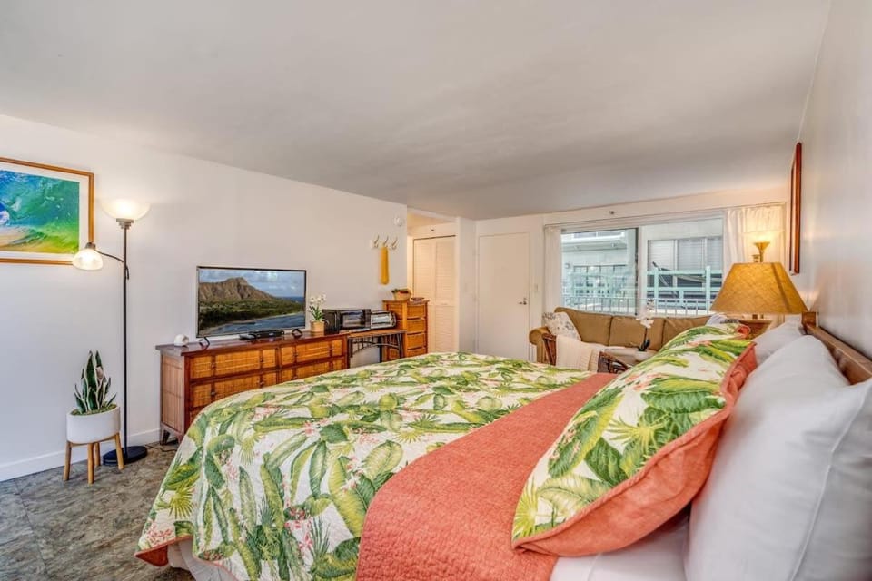 Marbella Lane - Breezy Studio at Diamond Head Beach Hotel House in Honolulu