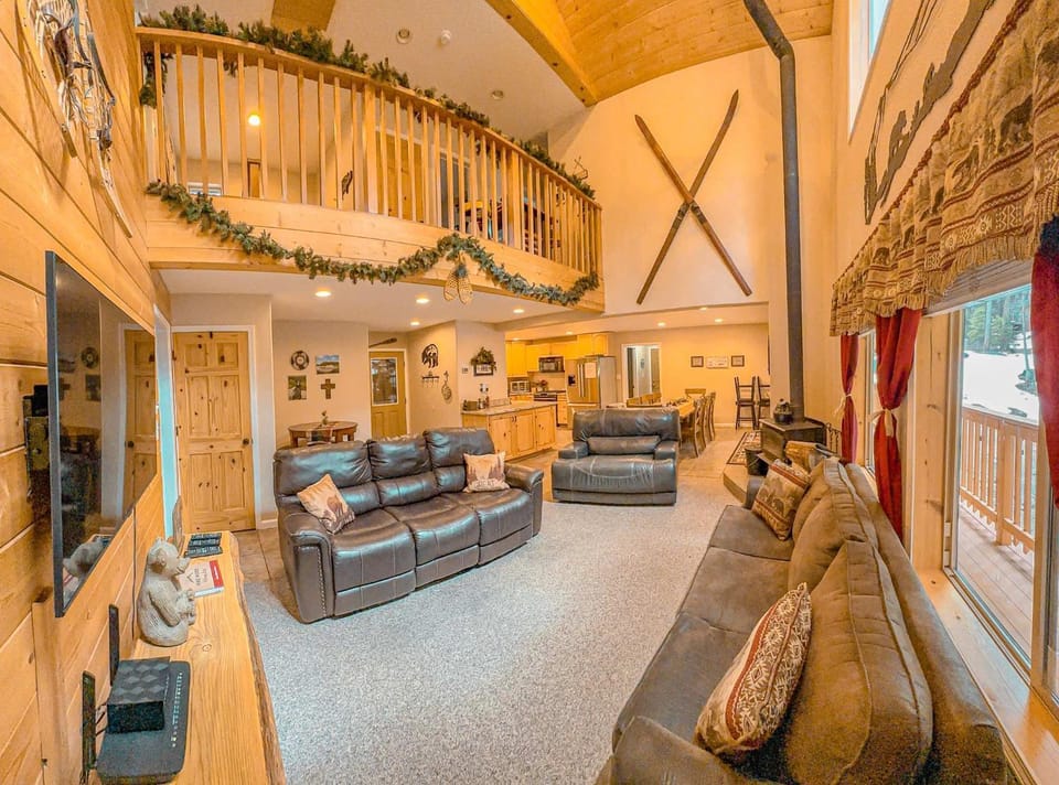 Bear Bottoms Family Cabin-Huge GAME ROOM Cabin in Shaver Lake