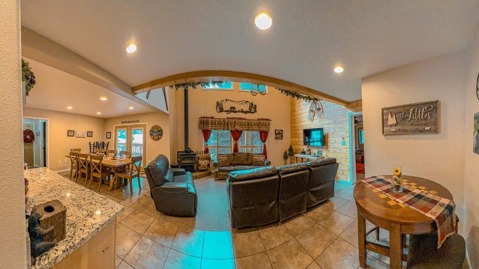 Bear Bottoms Family Cabin-Huge GAME ROOM Cabin in Shaver Lake