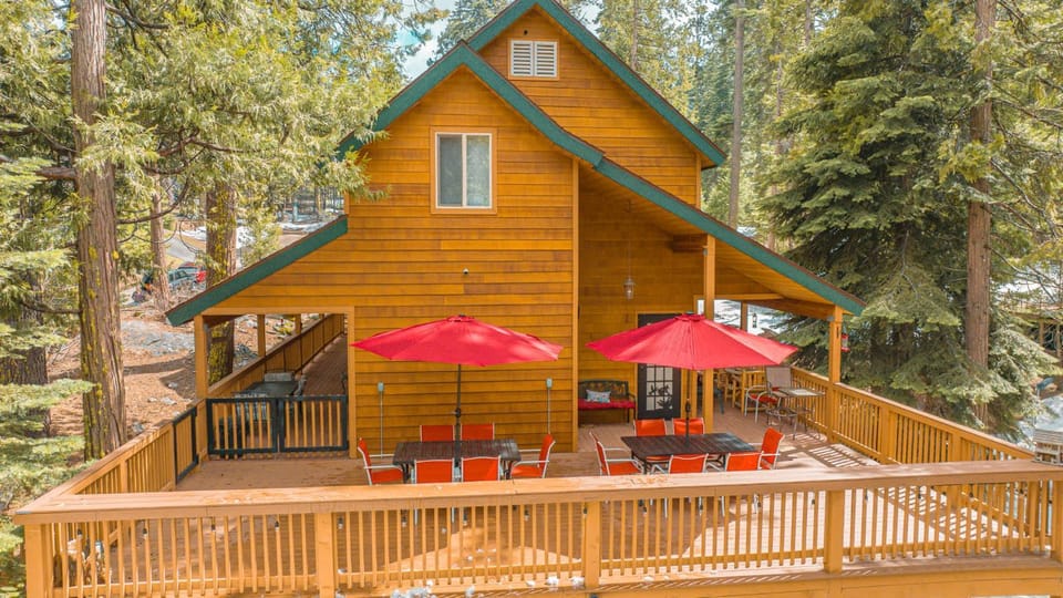 Bear Bottoms Family Cabin-Huge GAME ROOM Cabin in Shaver Lake