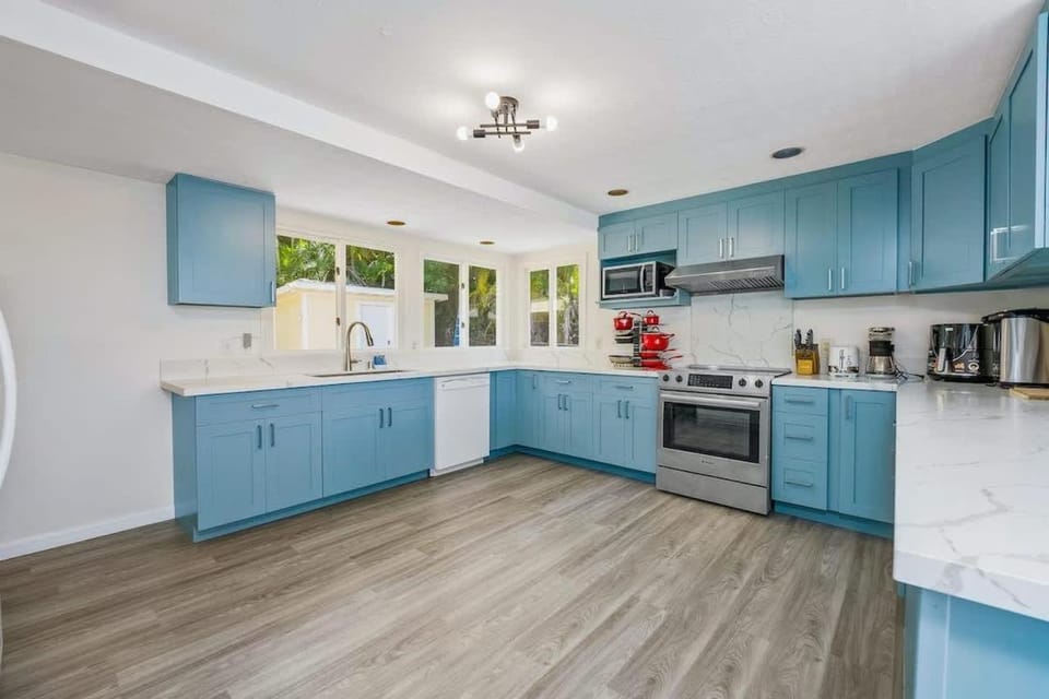 Marbella Lane - Luminous Seascape Ocean View House in Kaneohe
