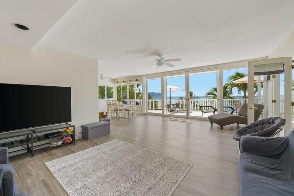 Marbella Lane - Luminous Seascape Ocean View House in Kaneohe