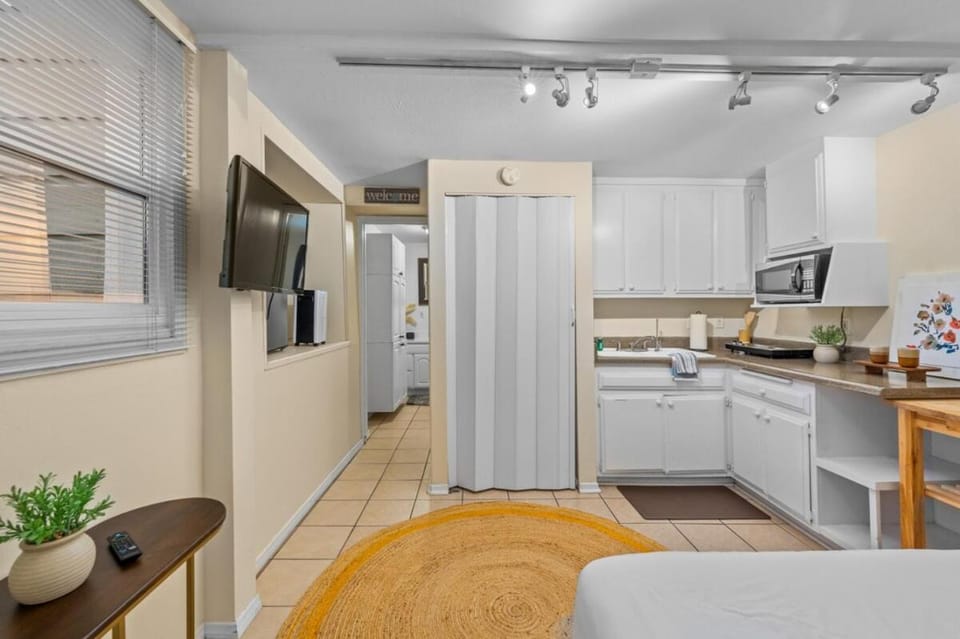 Netflix, Stocked Kitchenette, Beach Gear Apartment in Ventura