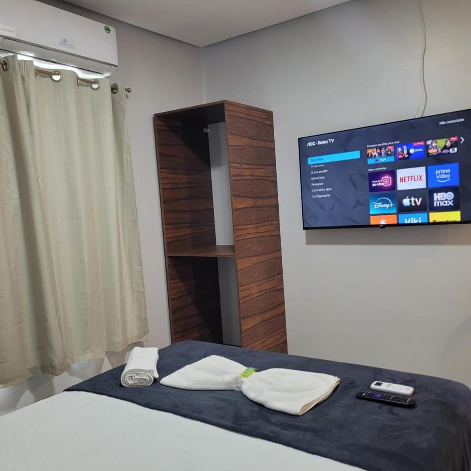 Bed, TV and multimedia, Photo of the whole room, Bedroom, towels