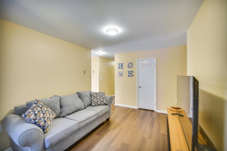Explore & Relax! Norfolk Duplex < 1 Mi to Beach Apartment in Norfolk