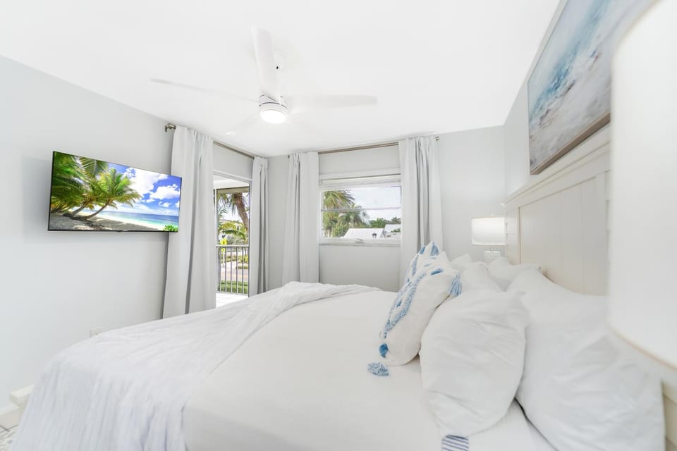 Bed, TV and multimedia, Bedroom