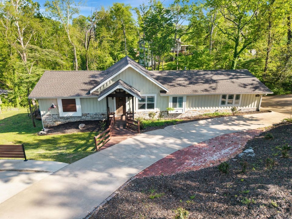 Tristan Trail House-ON MTB Trail-Hot Tub-Gameroom House in Rogers