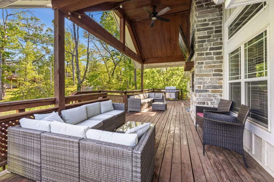 Tristan Trail House-ON MTB Trail-Hot Tub-Gameroom House in Rogers