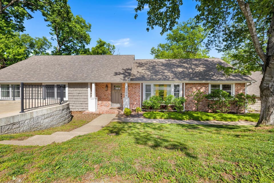 Almand House-ON MTB Trail-Hot Tub-Epic Gameroom House in Rogers