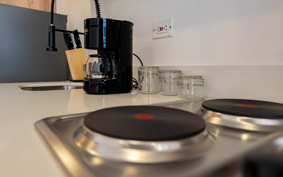 Coffee/tea facilities, Kitchen or kitchenette, stove