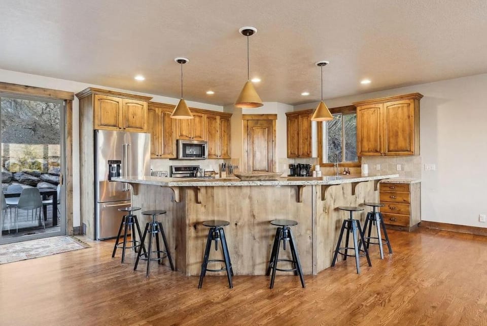 Coffee/tea facilities, Kitchen or kitchenette, Dining area, dishwasher, oven, pet friendly, stove, toaster