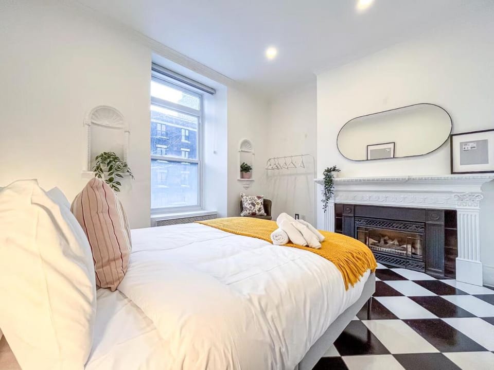 Luxury 3BR - Free Parking - Washer & Dryer Apartment in Montreal