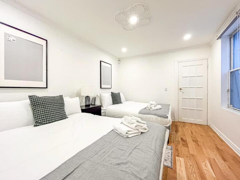 Luxury 3BR - Free Parking - Washer & Dryer Apartment in Montreal