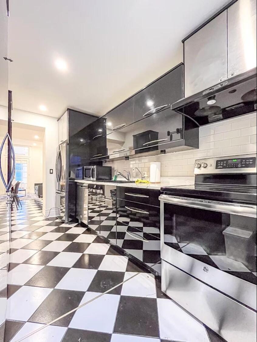 Luxury 3BR - Free Parking - Washer & Dryer Apartment in Montreal