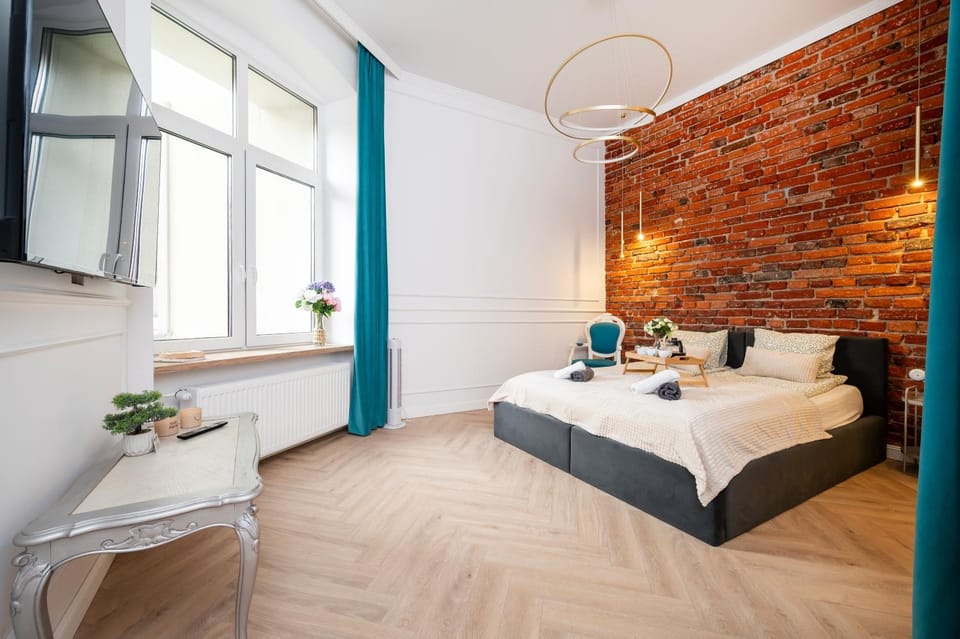 Bed, TV and multimedia, Bedroom
