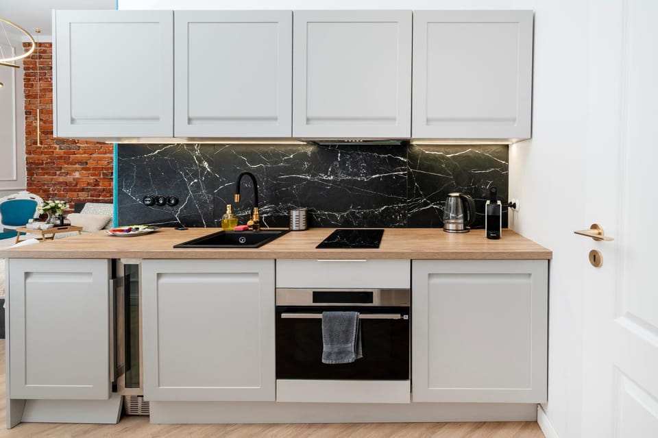 Kitchen or kitchenette, dishwasher, stove